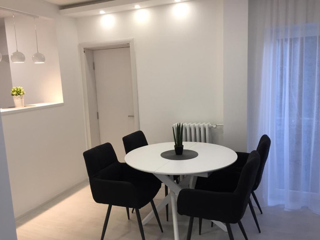 Apartemen 54 m² dengan 2 kamar tidur dan 1 kamar mandi pribadi di Banatic Novi Sad Bagian luar foto